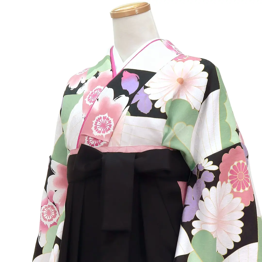 黒地の幾何学模様に菊・黒袴（無地）（振袖）／卒業式／斜め詳細