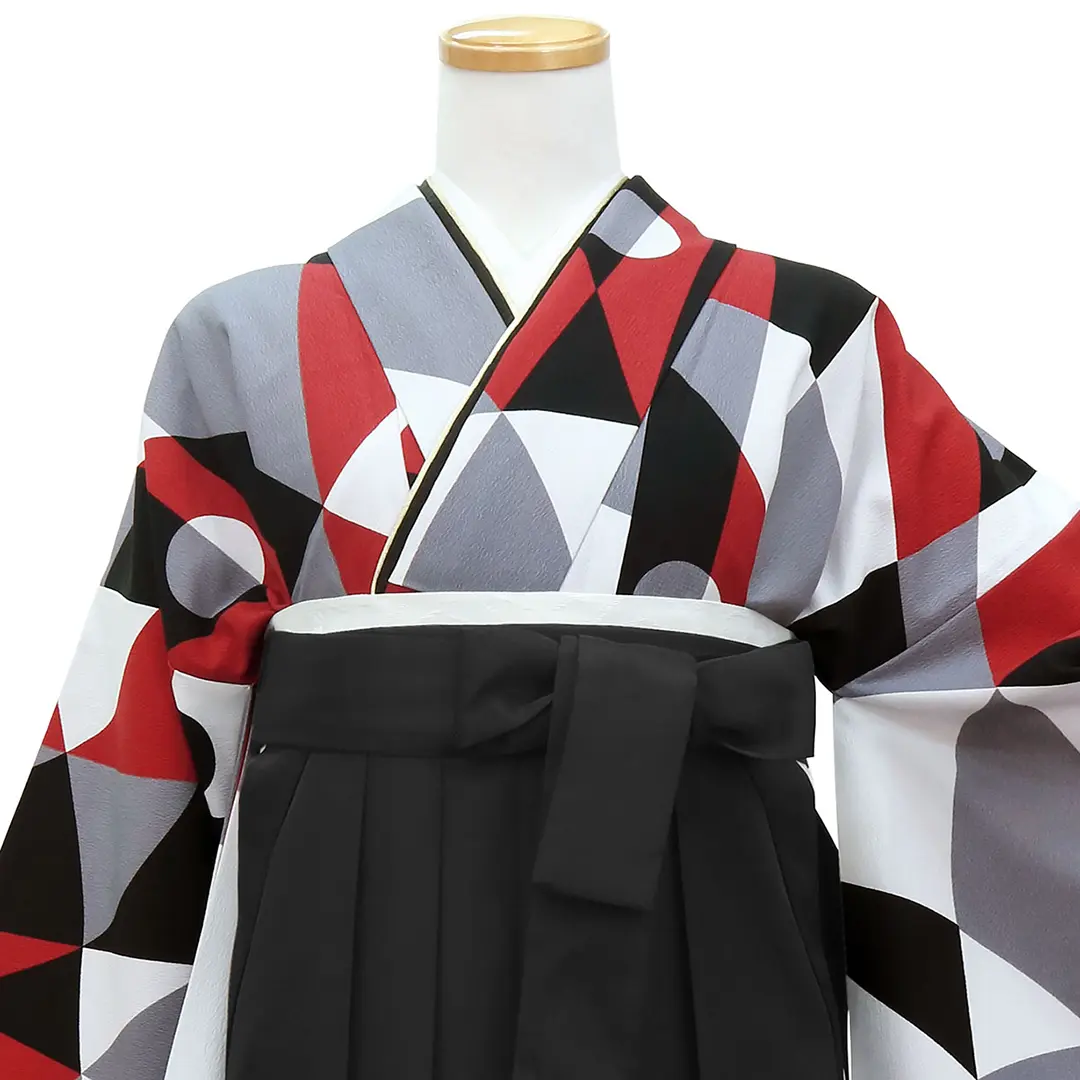 黒と赤の幾何学模様・黒袴（無地） （振袖）／卒業式／正面詳細