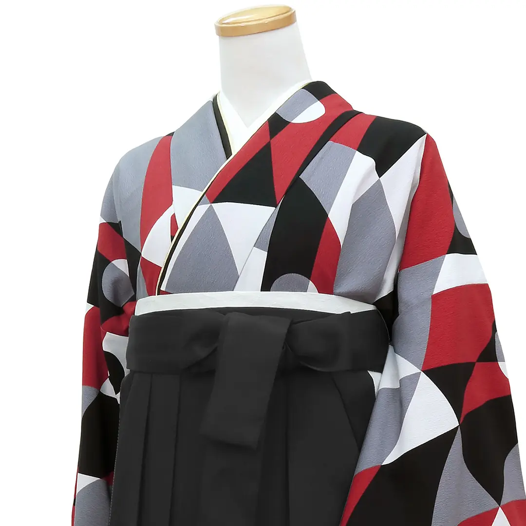 黒と赤の幾何学模様・黒袴（無地） （振袖）／卒業式／斜め詳細