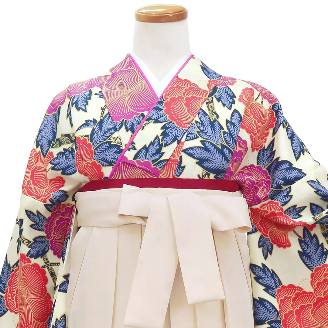 アイボリー地に赤の牡丹文様・アイボリー袴（無地） （振袖）／卒業式／正面詳細