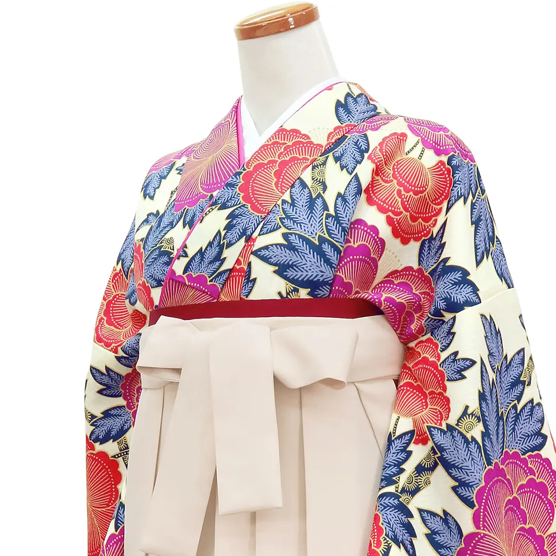 アイボリー地に赤の牡丹文様・アイボリー袴（無地） （振袖）／卒業式／斜め詳細