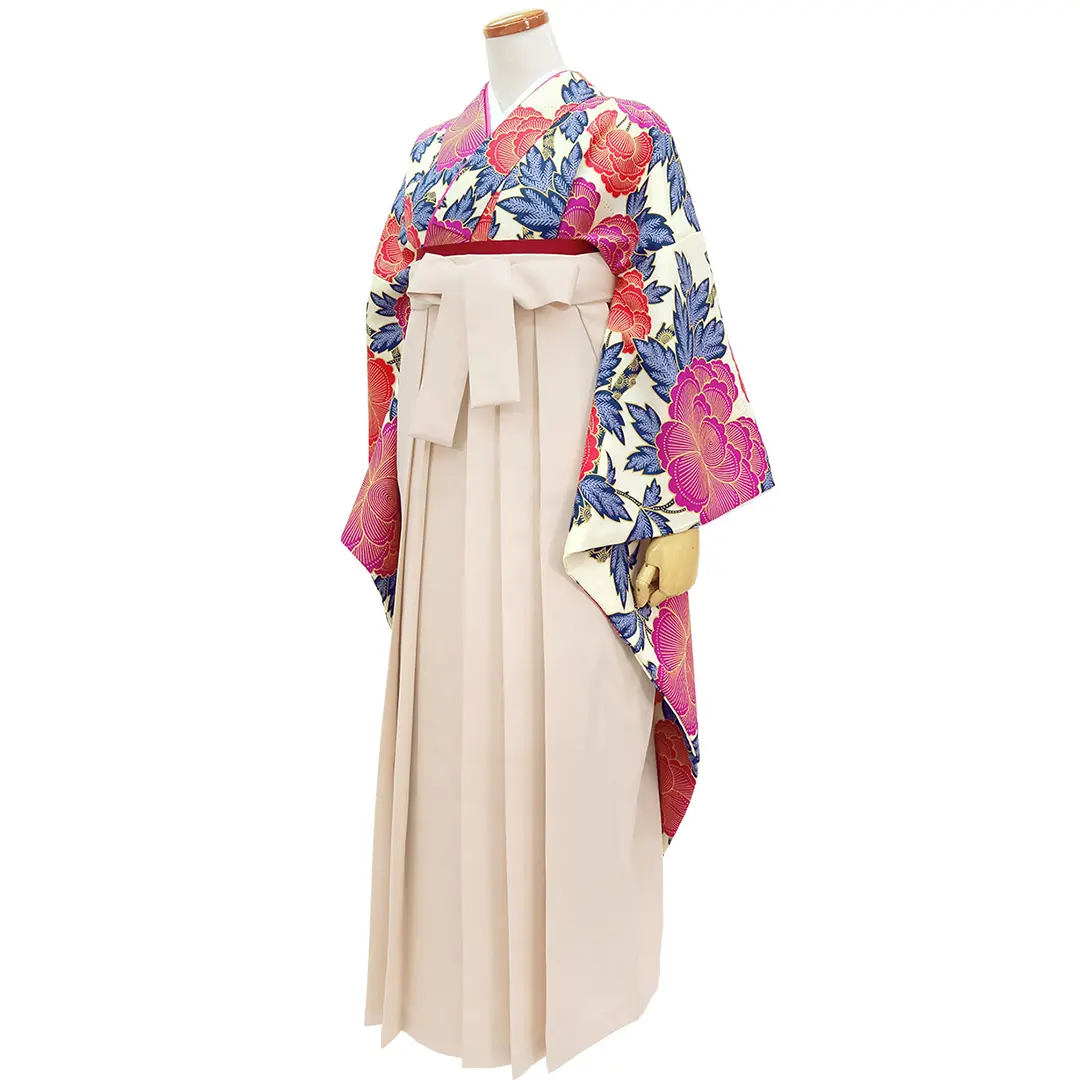 アイボリー地に赤の牡丹文様・アイボリー袴（無地） （振袖）／卒業式／斜め