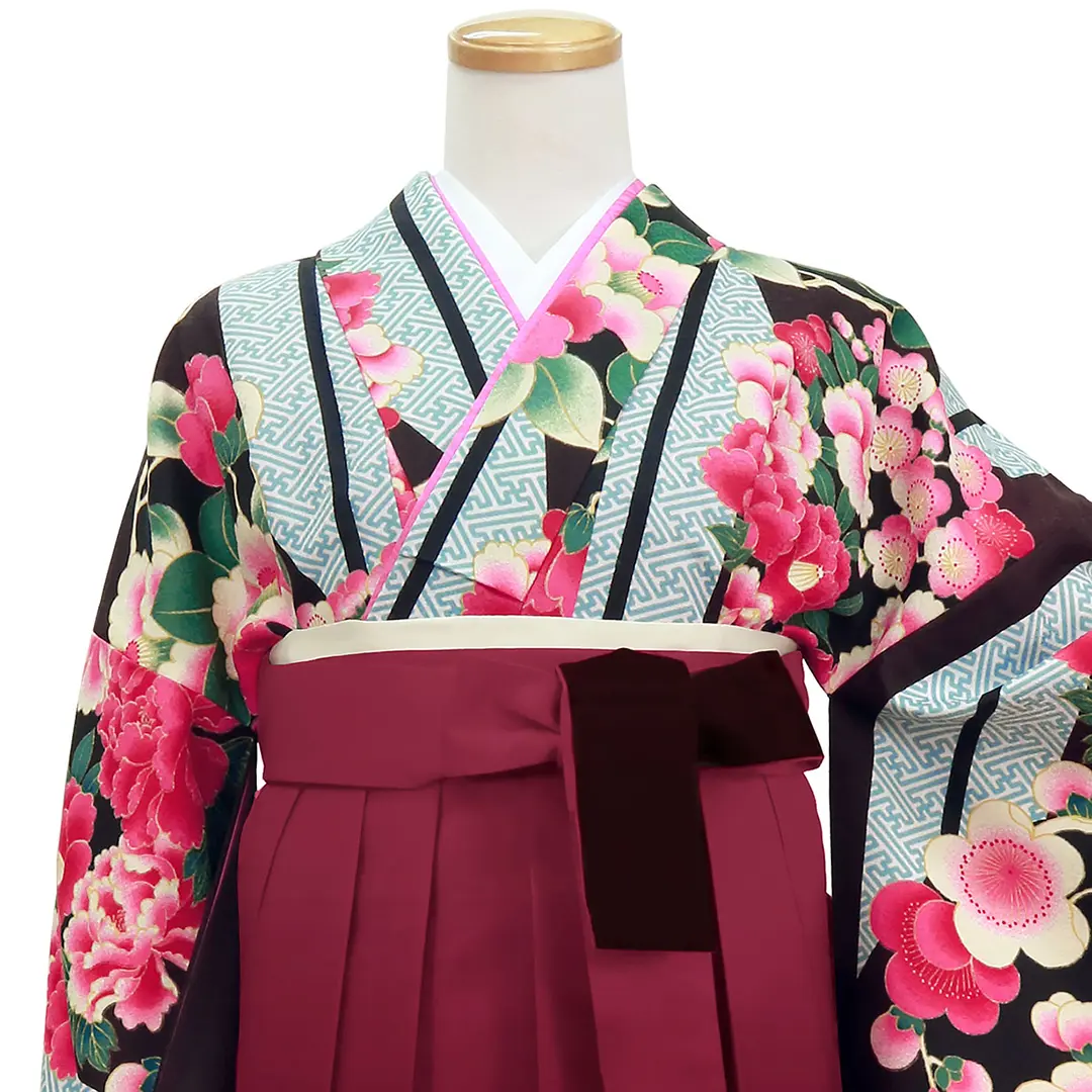 黒地に矢絣と椿・赤袴（ぼかし）（振袖）／卒業式／正面詳細