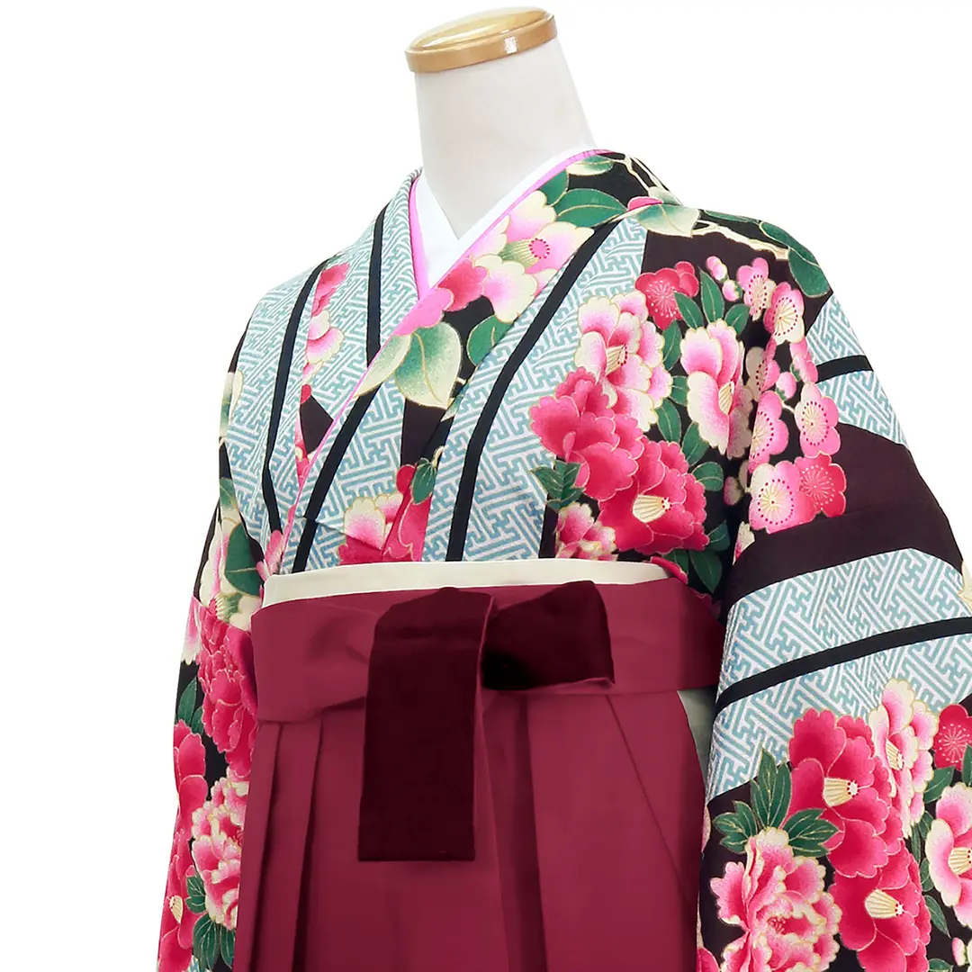 黒地に矢絣と椿・赤袴（ぼかし）（振袖）／卒業式／斜め詳細