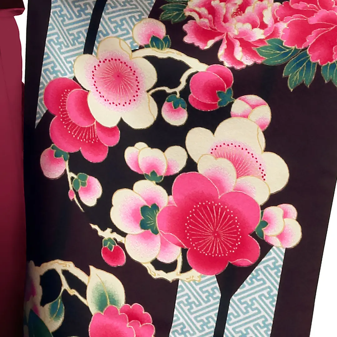 黒地に矢絣と椿・赤袴（ぼかし） （振袖）／卒業式／柄詳細