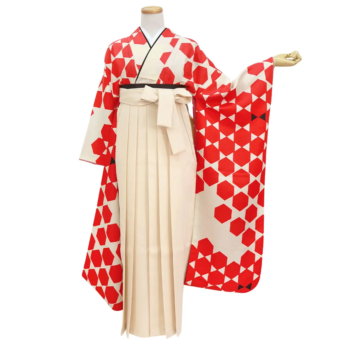 白地に赤の籠目紋・アイボリー袴（無地） （振袖）／卒業式／正面