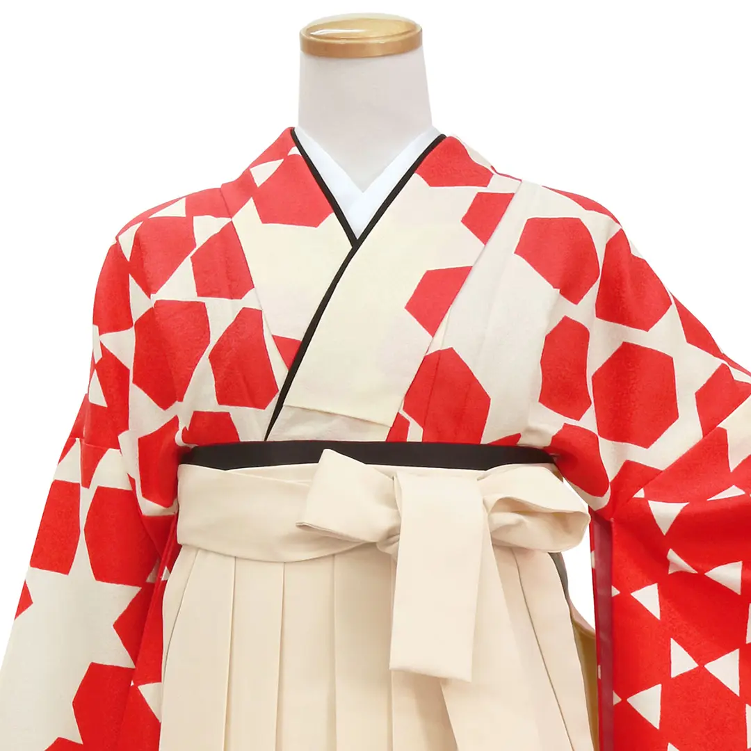 白地に赤の籠目紋・アイボリー袴（無地）（振袖）／卒業式／正面詳細