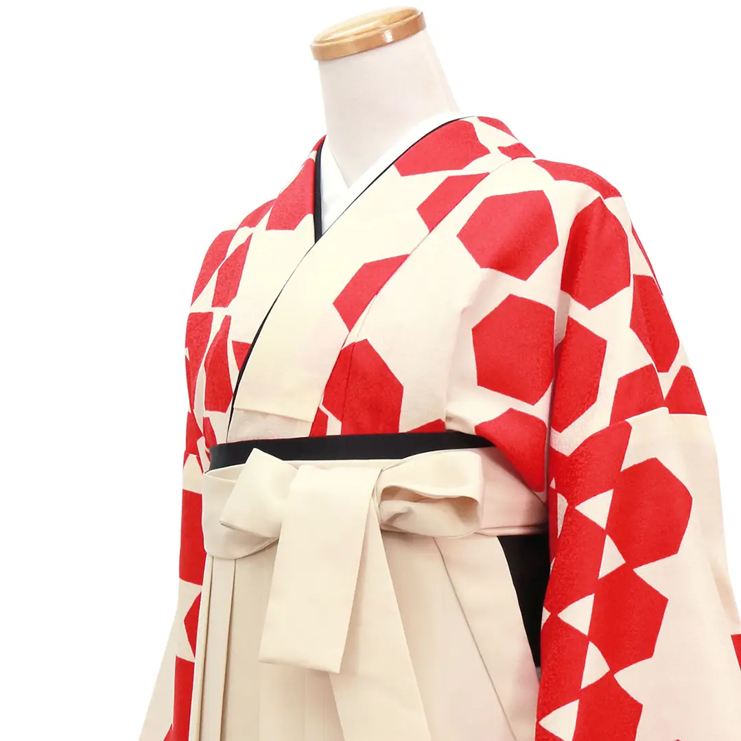 白地に赤の籠目紋・アイボリー袴（無地）（振袖）／卒業式／斜め詳細