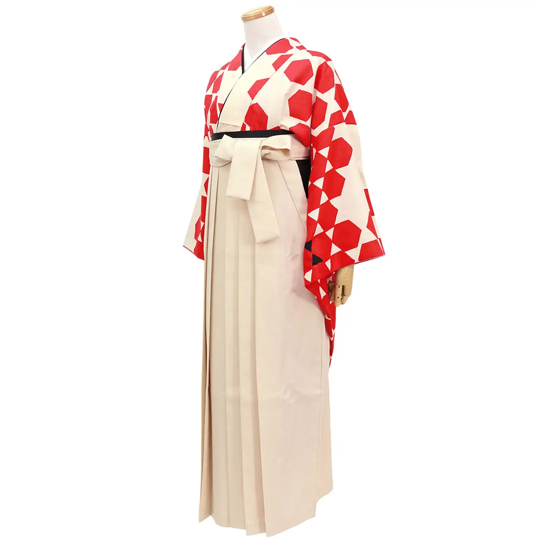 白地に赤の籠目紋・アイボリー袴（無地） （振袖）／卒業式／斜め