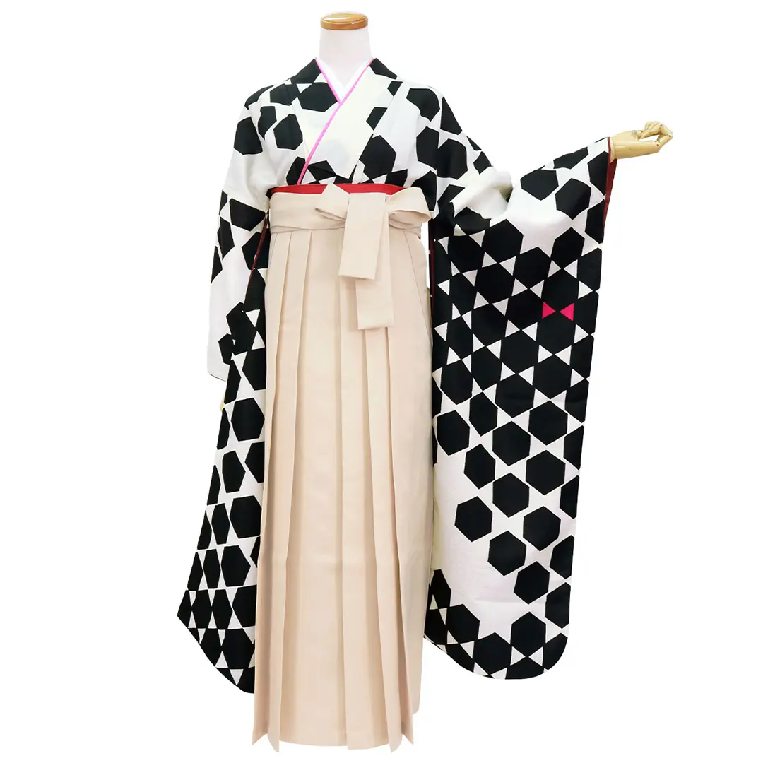 白地に黒の籠目紋・アイボリー袴（無地） （振袖）／卒業式／正面