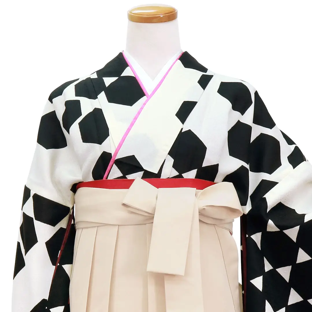 白地に黒の籠目紋・アイボリー袴（無地） （振袖）／卒業式／正面詳細