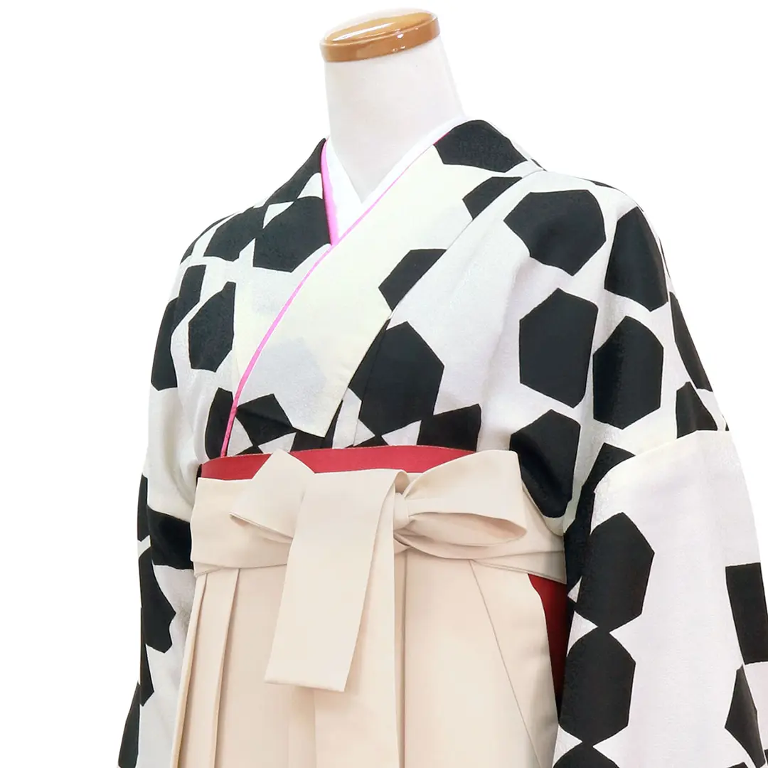 白地に黒の籠目紋・アイボリー袴（無地） （振袖）／卒業式／斜め詳細