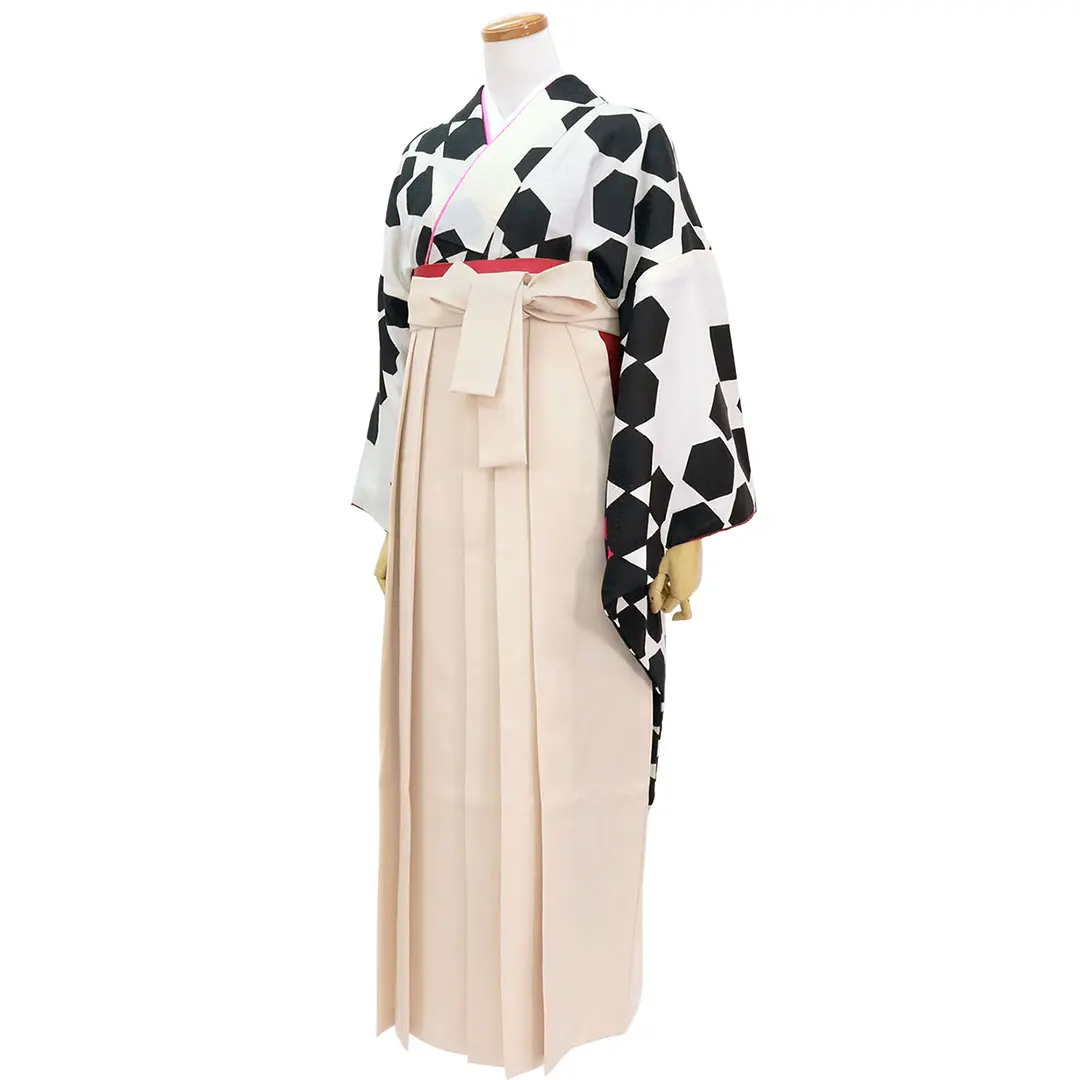 白地に黒の籠目紋・アイボリー袴（無地） （振袖）／卒業式／斜め