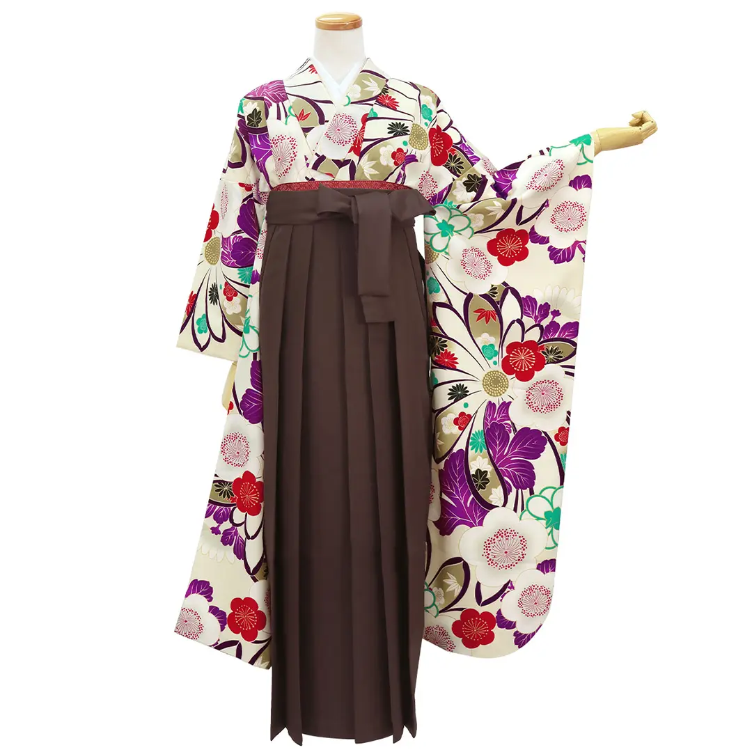 白地に菊と梅、梶の葉・茶袴（無地）（振袖）／卒業式／正面