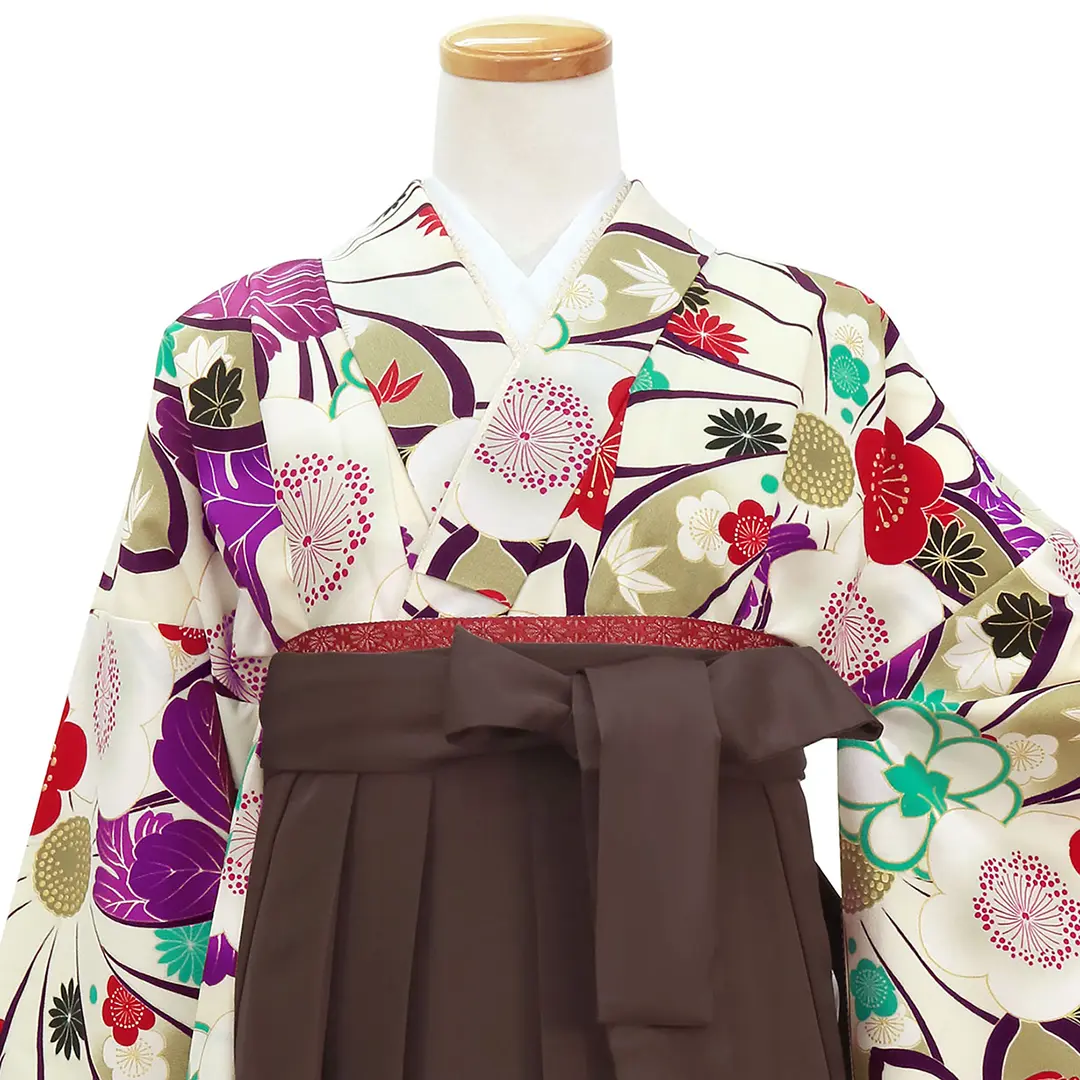 白地に菊と梅、梶の葉・茶袴（無地）（振袖）／卒業式／正面詳細