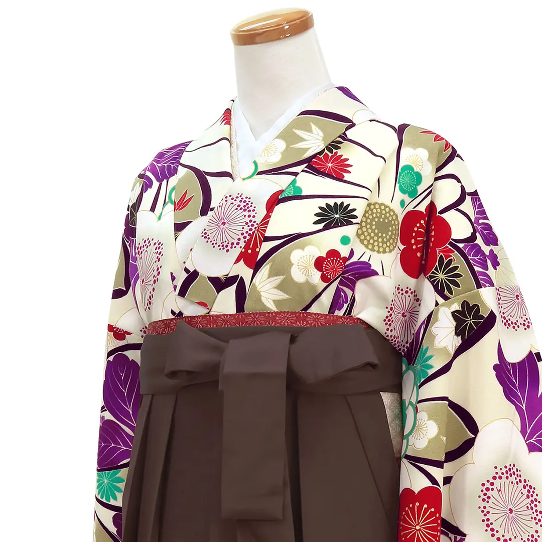 白地に菊と梅、梶の葉・茶袴（無地）（振袖）／卒業式／斜め詳細