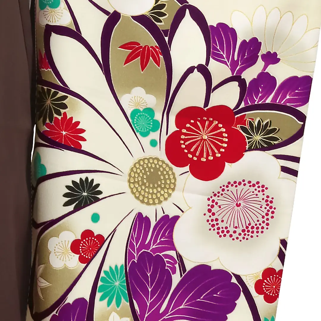 白地に菊と梅、梶の葉・茶色袴（無地） （振袖）／卒業式／柄詳細