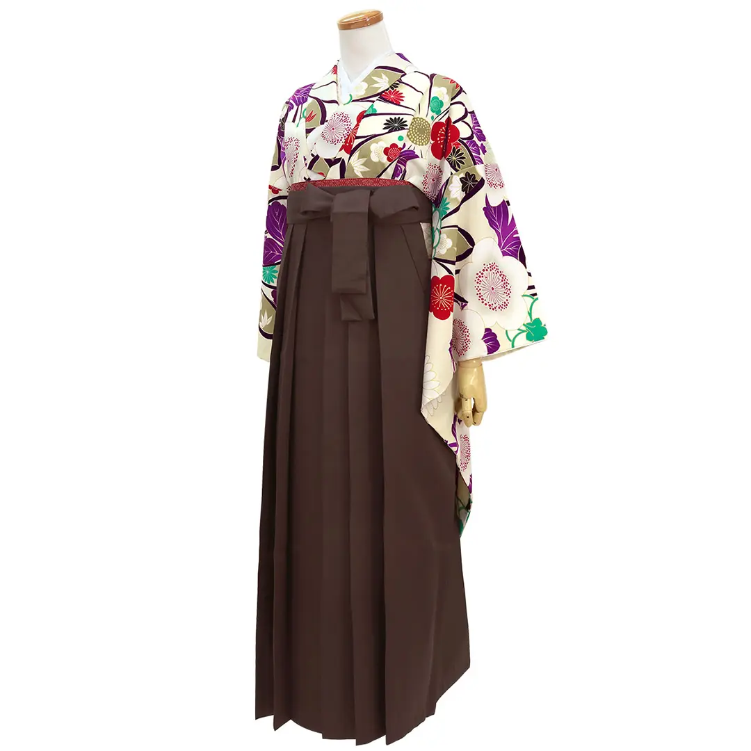 白地に菊と梅、梶の葉・茶色袴（無地） （振袖）／卒業式／斜め