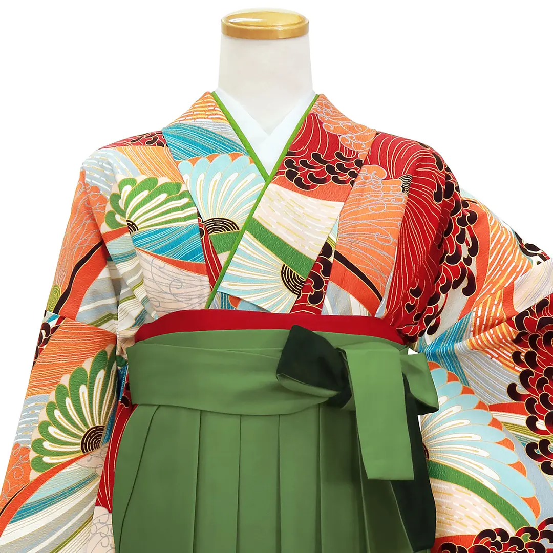 赤とオレンジの菊模様・緑袴（ぼかし）（振袖）／卒業式／正面詳細