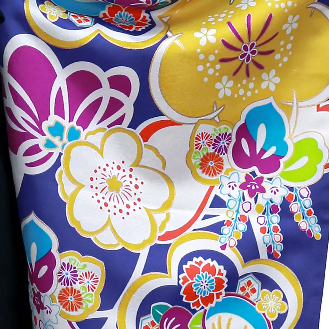 青地に大輪の梅・黒袴（無地） （二尺袖）／卒業式／柄詳細