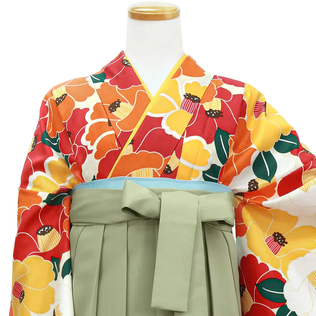 白地に紅白、山吹色の椿づくし・オリーブ袴（無地） （二尺袖）／卒業式 正面詳細