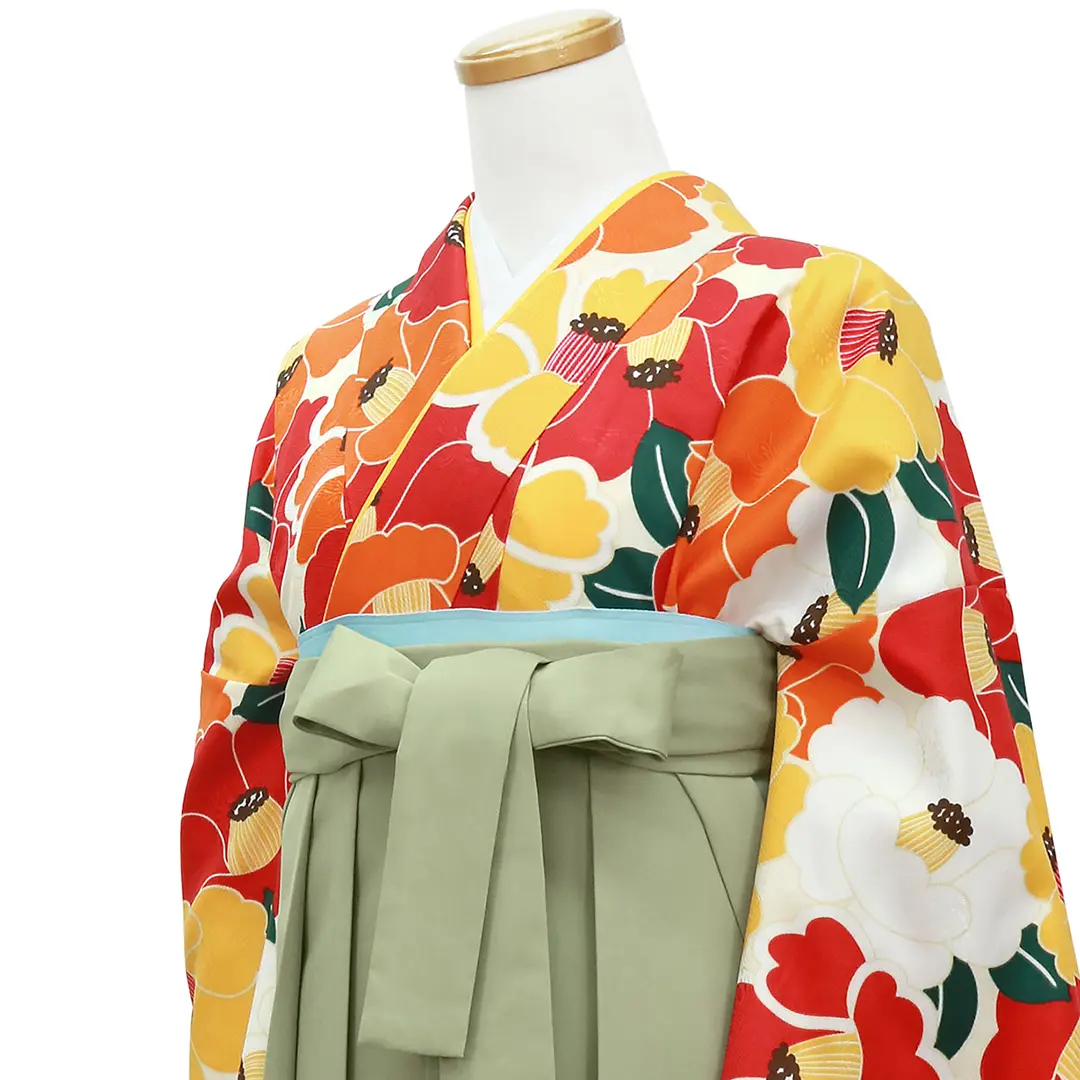 白地に紅白、山吹色の椿づくし・オリーブ袴（無地） （二尺袖）／卒業式 斜め詳細