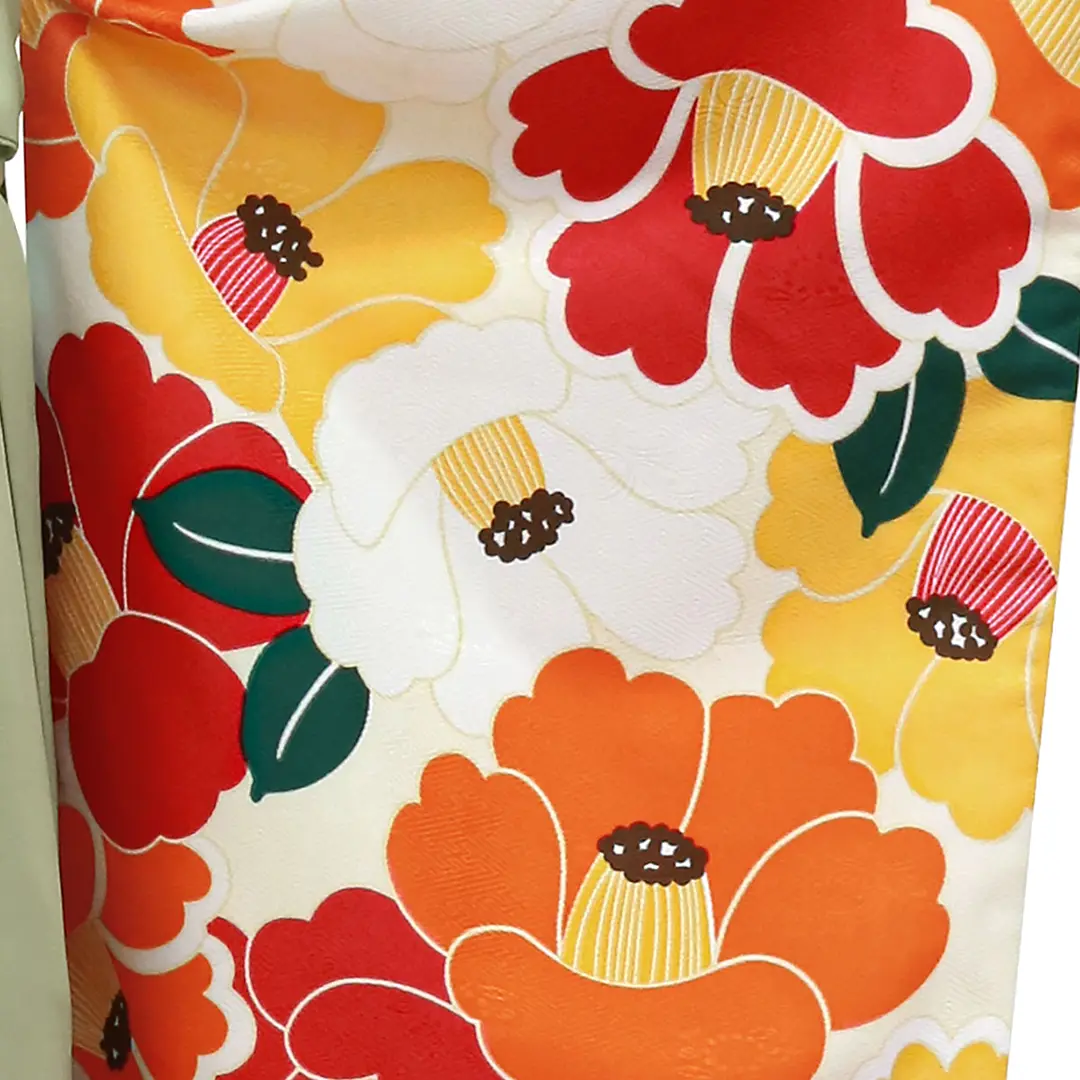 白地に紅白、山吹色の椿づくし・オリーブ袴（無地） （二尺袖）／卒業式 袖詳細