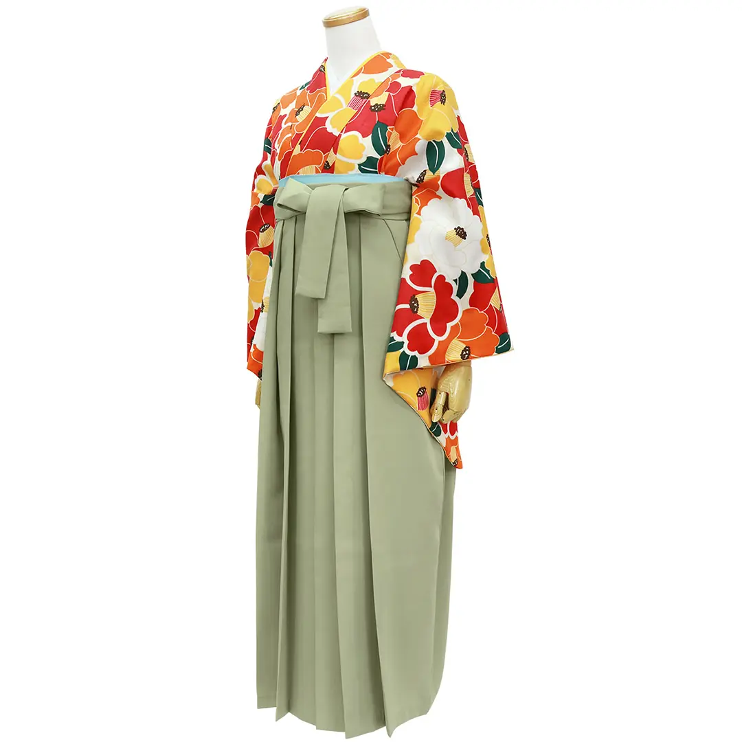 白地に紅白、山吹色の椿づくし・オリーブ袴（無地） （二尺袖）／卒業式 斜め