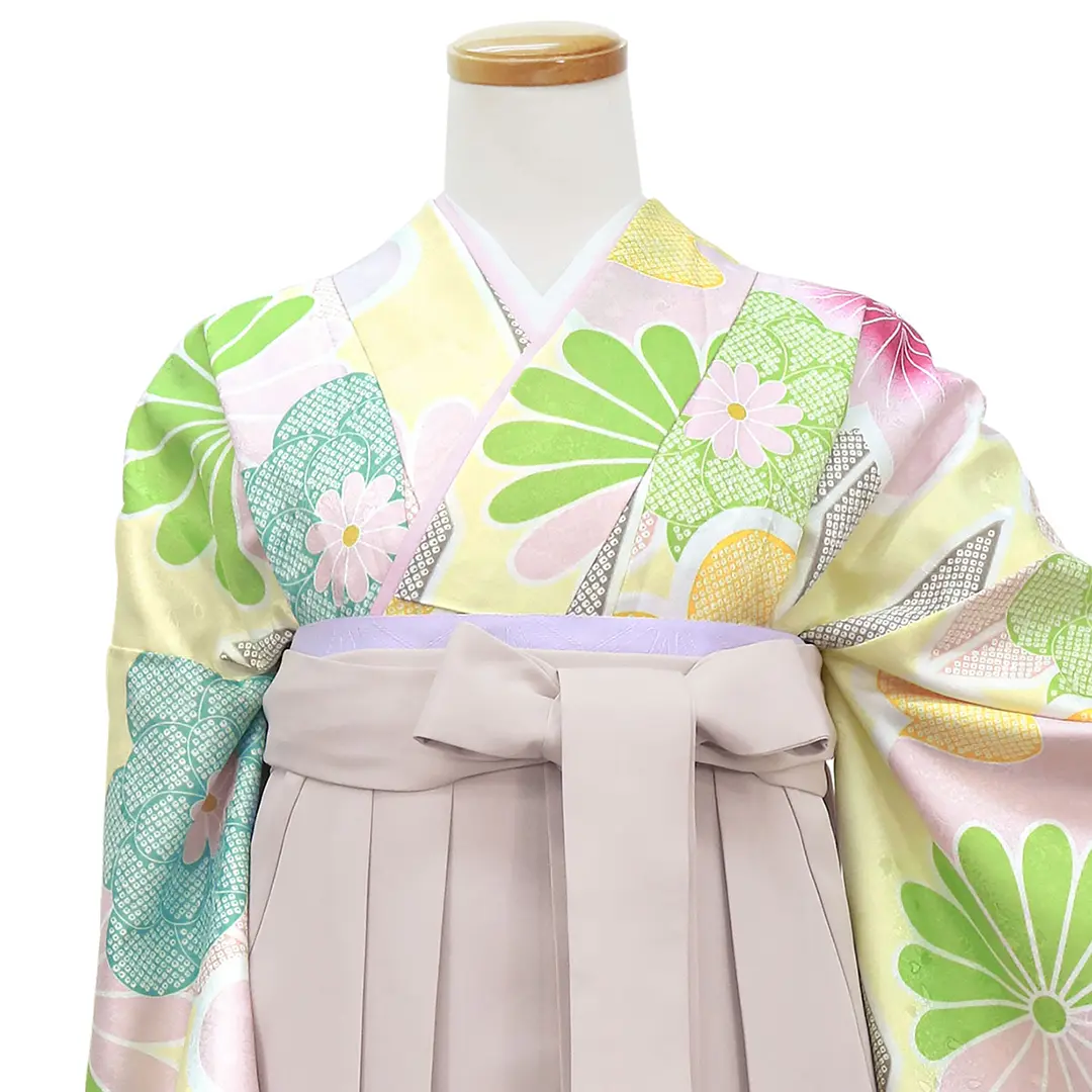 黄色地に花と矢羽・グレージュ袴（無地） （二尺袖）／卒業式／正面詳細
