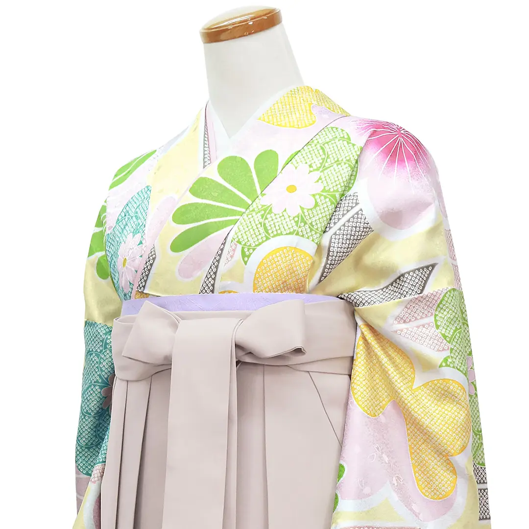 黄色地に花と矢羽・グレージュ袴（無地） （二尺袖）／卒業式／斜め詳細