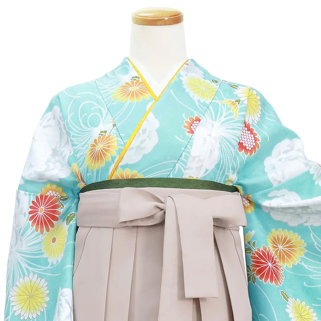 水色地に菊尽くし・グレージュ袴（無地） （二尺袖）／卒業式／正面詳細
