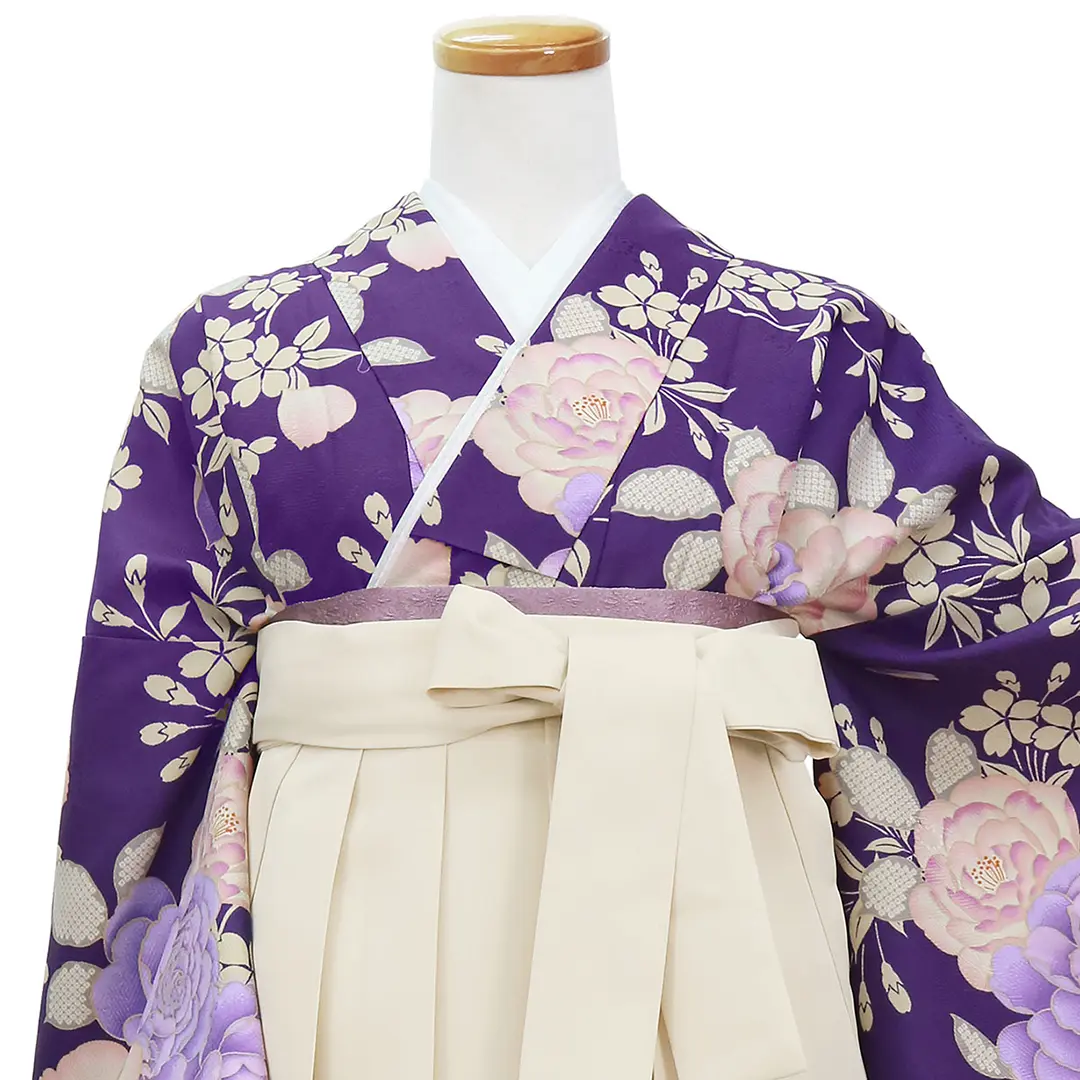 紫地に牡丹と桜文・アイボリー袴（無地） （二尺袖）／卒業式／正面詳細