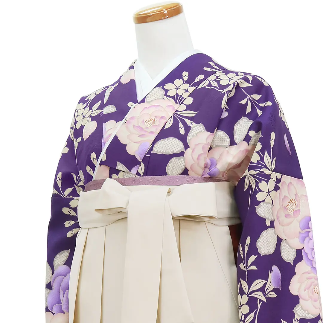 紫地に牡丹と桜文・アイボリー袴（無地） （二尺袖）／卒業式／斜め詳細