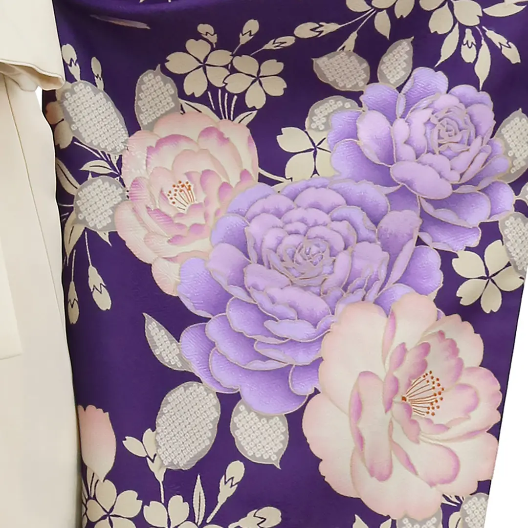 紫地に牡丹と桜文・アイボリー袴（無地） （二尺袖）／卒業式／柄詳細