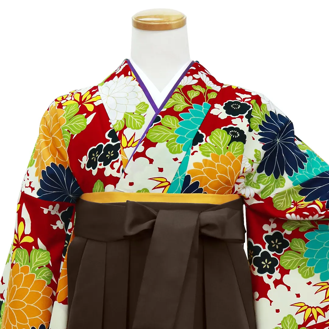 赤地にむじな菊・茶色袴（無地） （振袖）／卒業式 バストアップ正面