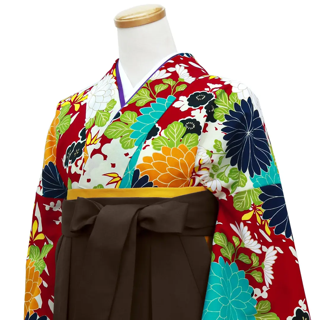 赤地にむじな菊・茶色袴（無地） （振袖）／卒業式 バストアップ斜め