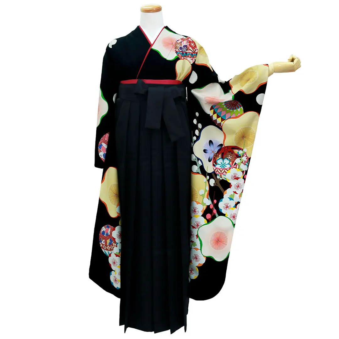 黒地に白梅と毬・黒袴（無地） （振袖）／卒業式／正面