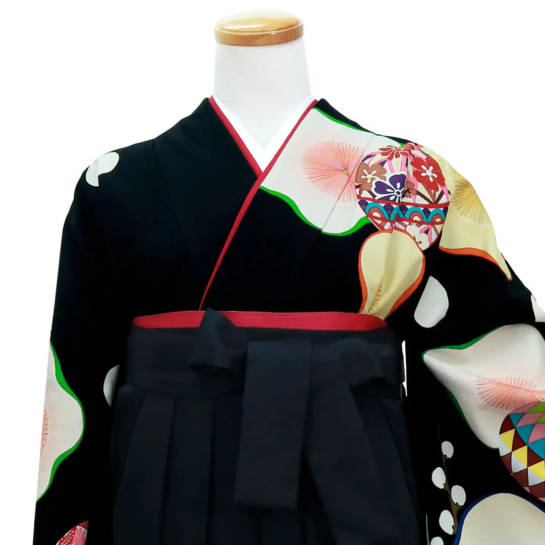 黒地に白梅と毬・黒袴（無地） （振袖）／卒業式／正面詳細