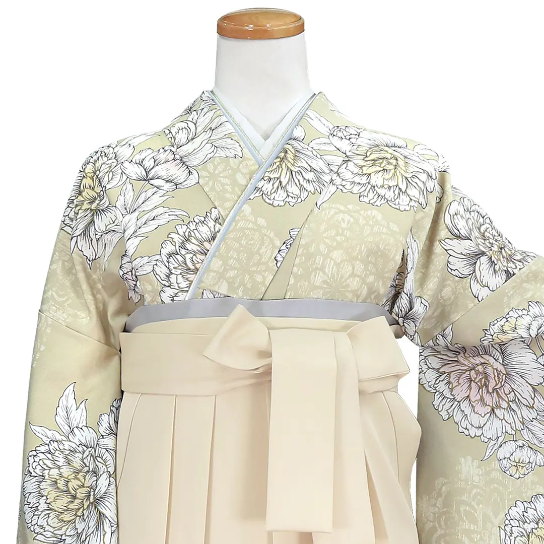 ベージュに大輪の白牡丹・アイボリー袴（無地） （二尺袖）／卒業式／正面詳細