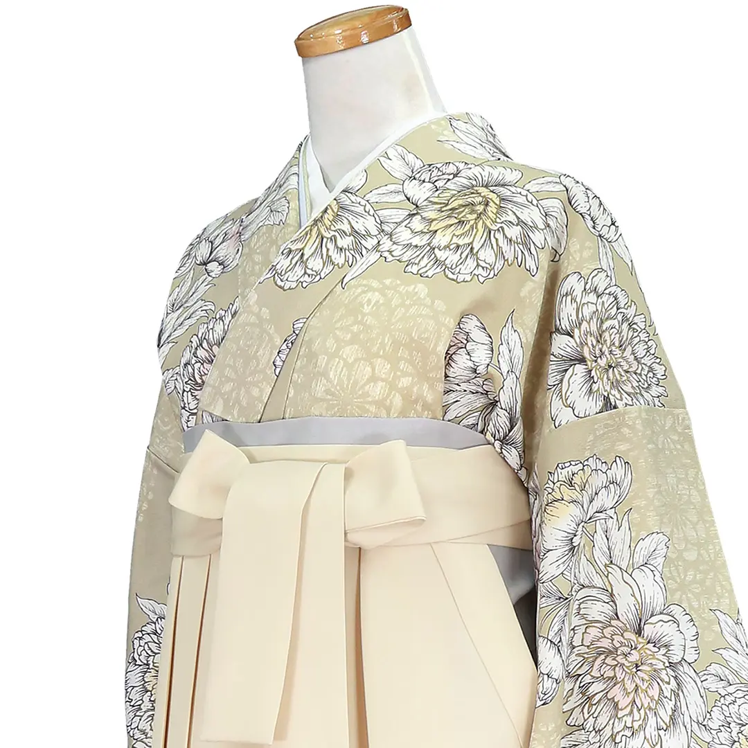 卒業式袴レンタル／ベージュに大輪の白牡丹・アイボリー袴（無地