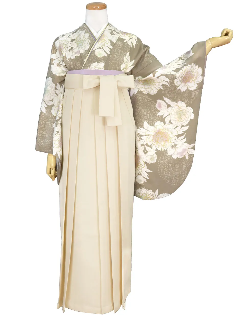 モカベージュ地に大輪の白牡丹・アイボリー袴（無地） （二尺袖