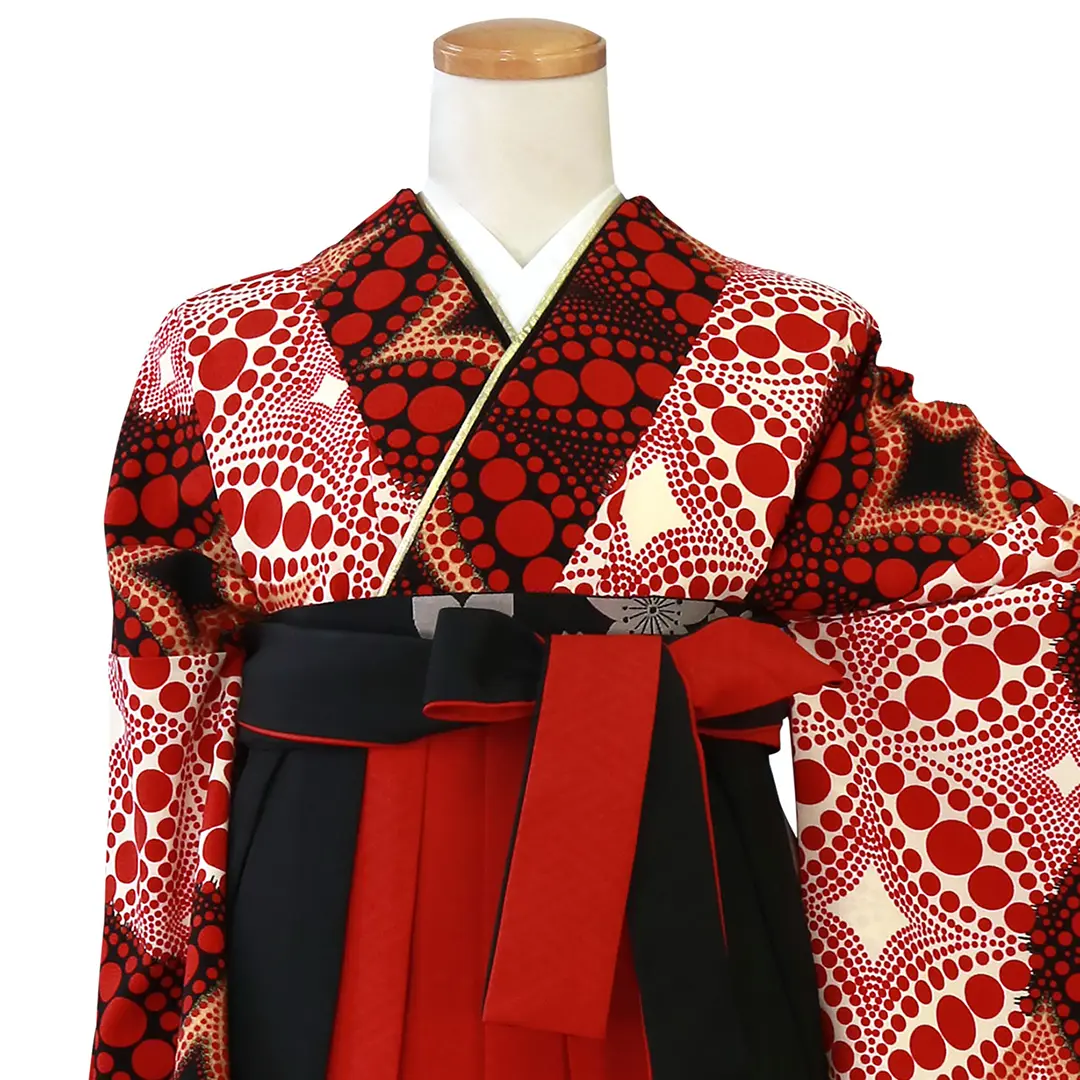 クリームと黒地に水玉の七宝文・赤黒袴（切り替え） （二尺袖）／卒業式／正面／正面詳細