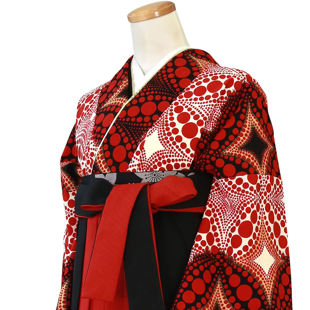 クリームと黒地に水玉の七宝文・赤黒袴（切り替え） （二尺袖）／卒業式／斜め詳細