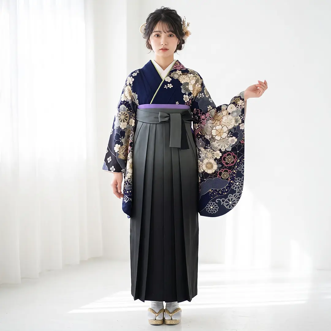 紺地に桜と菊、御所車・黒袴（ぼかし） （二尺袖）／卒業式／着用イメージ