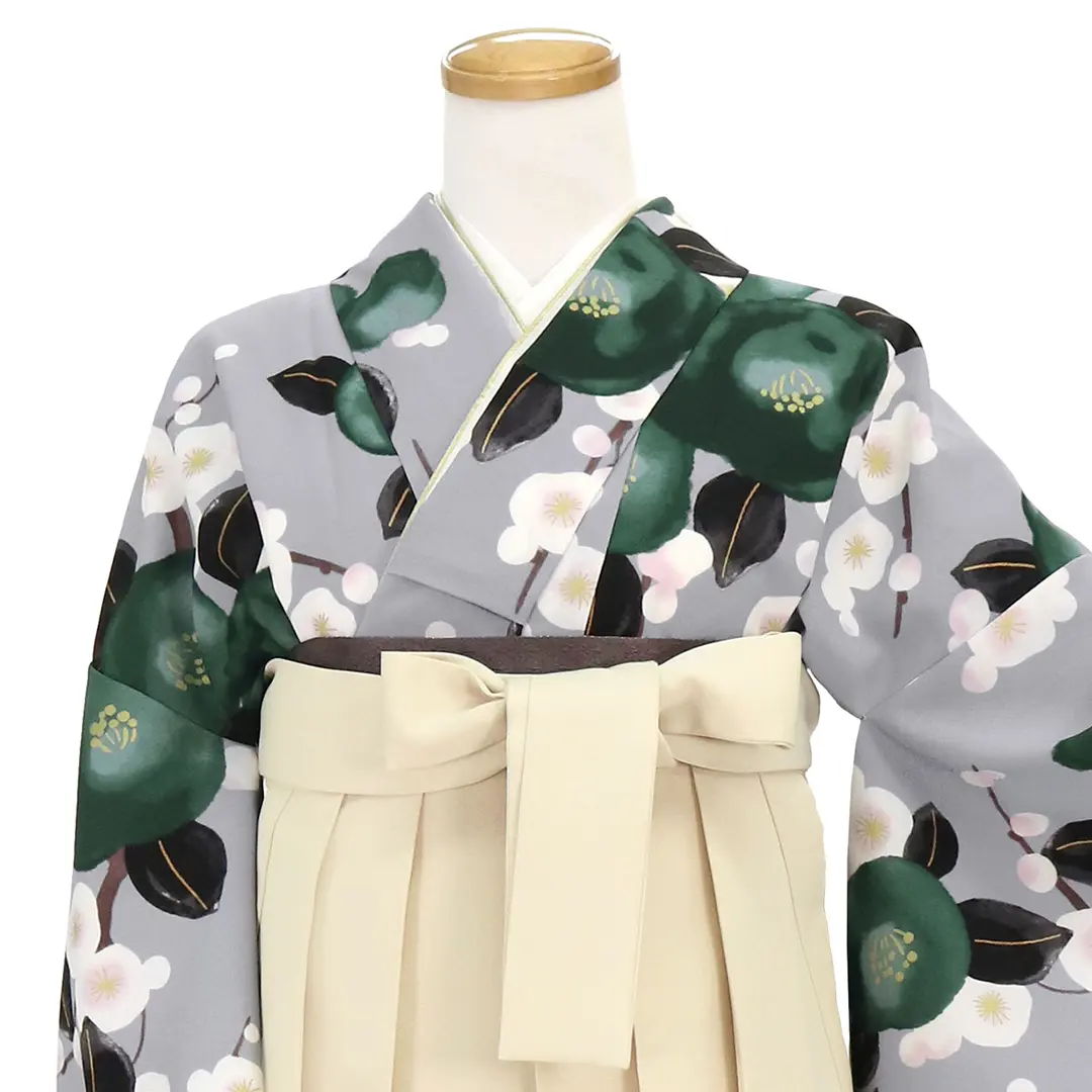 グレー地に緑椿と梅・アイボリー袴（無地） （二尺袖）／卒業式 胸元