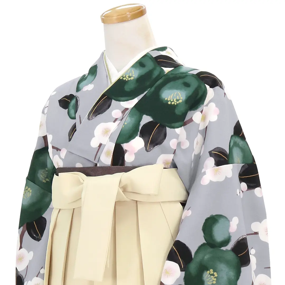 グレー地に緑椿と梅・アイボリー袴（無地） （二尺袖）／卒業式 胸元・サイド