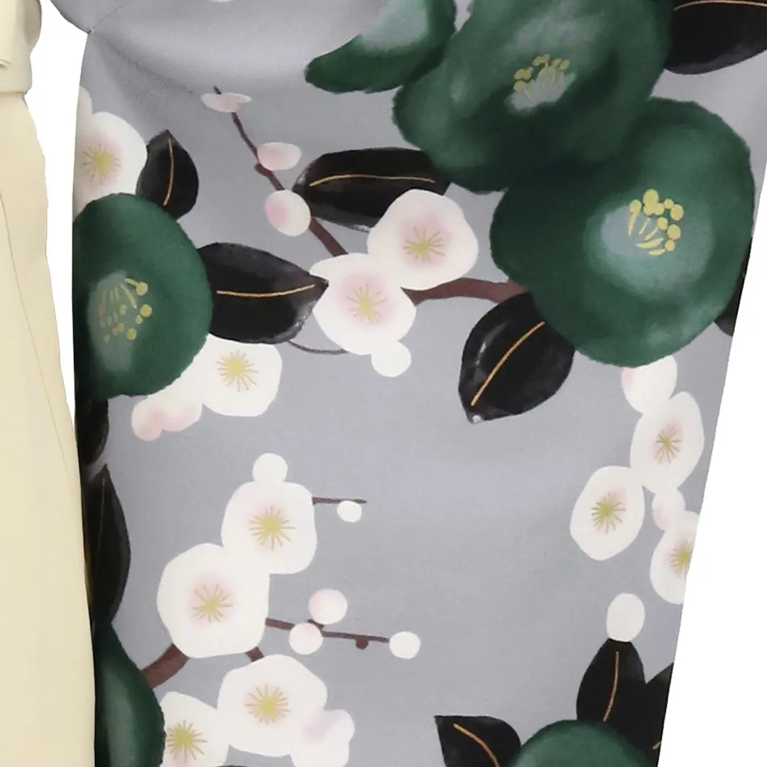グレー地に緑椿と梅・アイボリー袴（無地） （二尺袖）／卒業式 袖柄