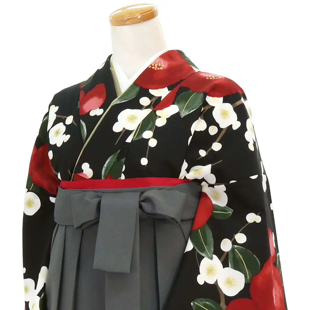 卒業式袴レンタル／黒地に赤椿と梅・墨色袴（無地） （二尺袖）／卒業