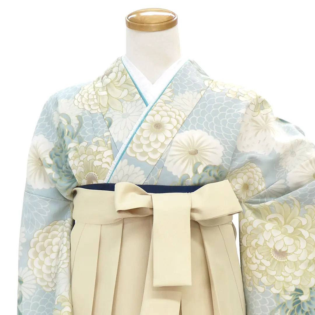 くすみブルー地に菊尽くし・アイボリー袴（無地） （二尺袖）／卒業式 バストアップ正面