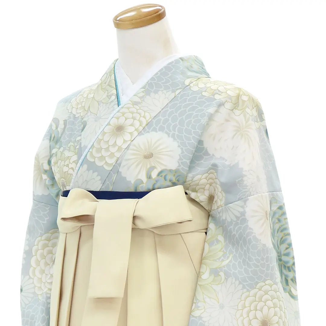 くすみブルー地に菊尽くし・アイボリー袴（無地） （二尺袖）／卒業式 バストアップ斜め